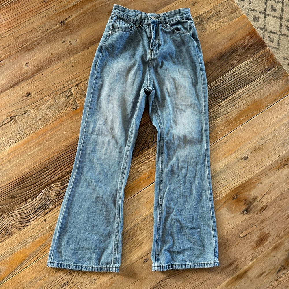 Blue Jeans Flared Size 2, a trendy addition to your wardrobe.